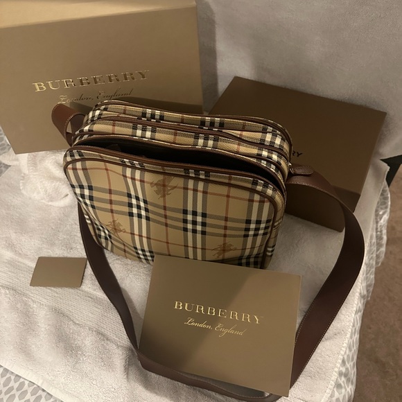 Burberry travel bag shoulder strap or crossbody. - Picture 7 of 16